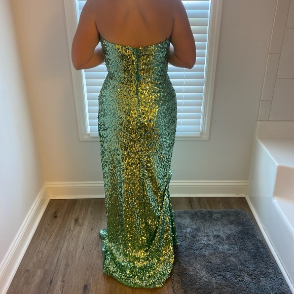 Beautiful green sequin dress. Lovely slit - Picture 2 of 4